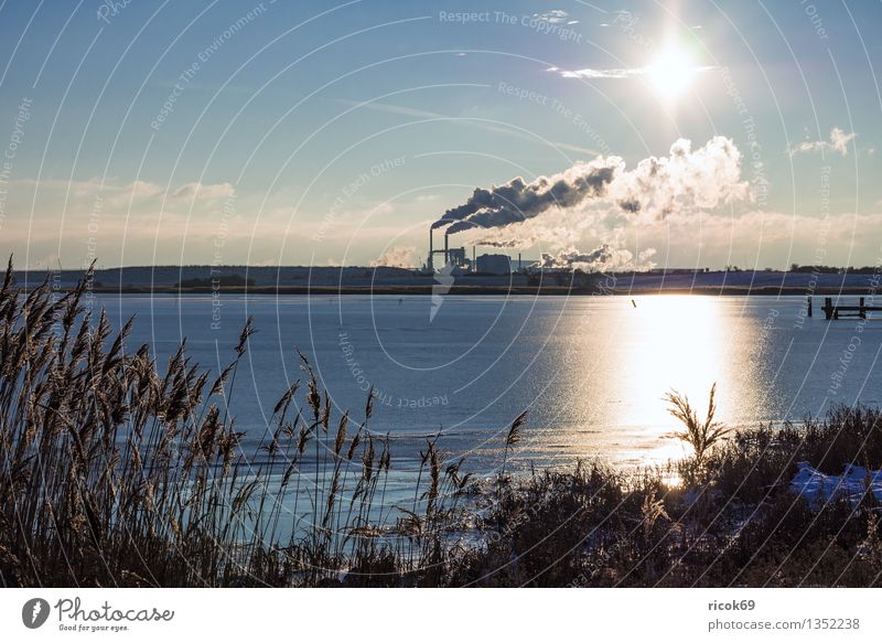 Industriegebiet Sonne Energiewirtschaft Kohlekraftwerk Umwelt Natur Landschaft Wasser Wolken Küste Ostsee Schornstein Rauch Klima Industrielandschaft Wismar
