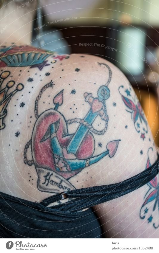 Glaube Liebe Hoffnung feminin Leben Haut Rücken 1 Mensch 30-45 Jahre Erwachsene Herz Kreuz Leidenschaft schön Anker Tattoo Schulter Farbfoto
