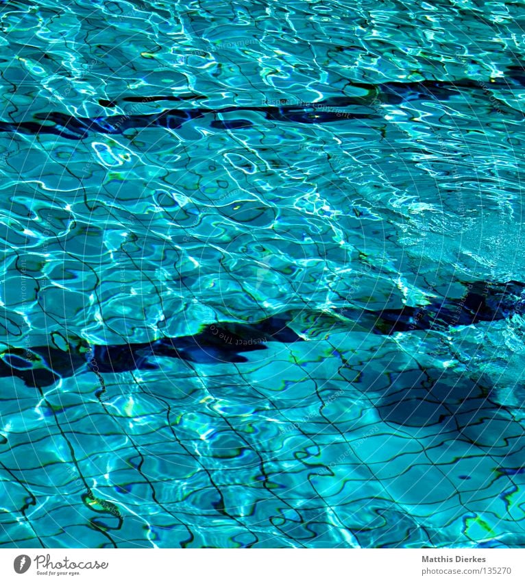 Leerschwimmbecken Freibad Schwimmbad Wasserwirbel Chlor leer grün elementar Becken Klarheit blau Fliesen u. Kacheln Linie Verwirbelung lehrschwimmbecken