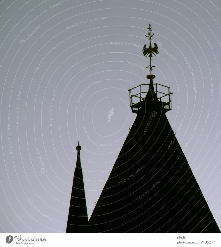 deutsche dächer Kirchturm Kirchturmspitze sehr wenige minimalistisch Hintergrundbild Wolken schlechtes Wetter trüb Silhouette Hahn Götter Schatten Gemälde