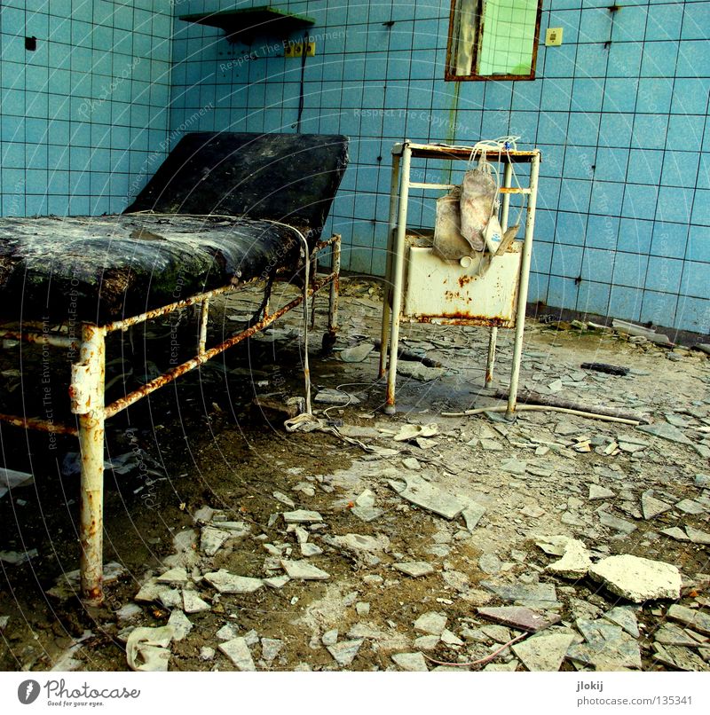 "Der Nächste bitte" Raum Liege Gestell hell-blau Putz Spiegel Quadrat Schublade Beton verfallen feucht Gebäude klinisch Krankenhaus Sanatorium Gesundheit
