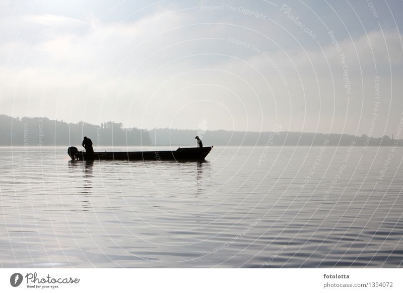 Fischerboot Angeln Mann Erwachsene Natur Wasser Himmel Nebel Fluss Wasserfahrzeug Kahn Hund fangen Zusammensein natürlich blau grau schwarz weiß Stimmung