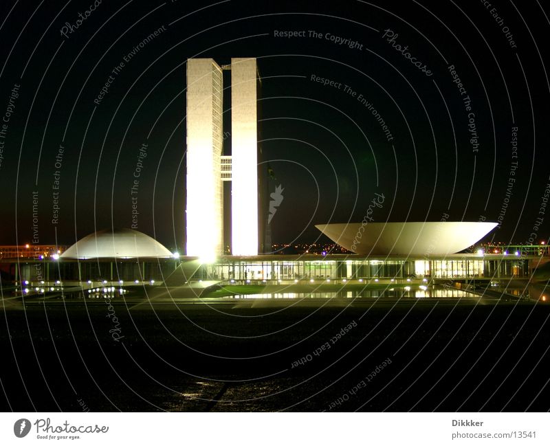 Aussenanlagen Beton und Grün Brasília Wurm grün Pflanze Architektur Studium Niemeyer