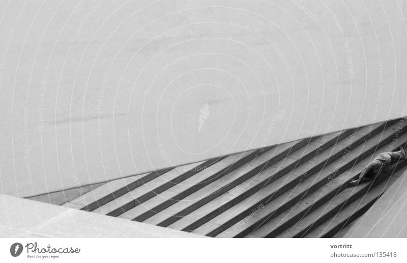 dreiecksbeziehungen Partnerschaft schlafen grau Mann Beton Kunst Gebäude durchsichtig Dreieck Einsamkeit Lichteinfall Wand Mauer Ferne eingeschlossen Rahmen
