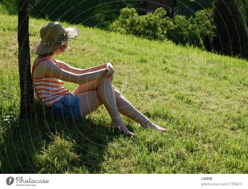 Ausspannen und die Natur genießen Strohhut Muschel Gras Spagat Wiese grün braun beige Erholung Sommer Picknick Pause wandern Freizeit & Hobby heiß Kühlung