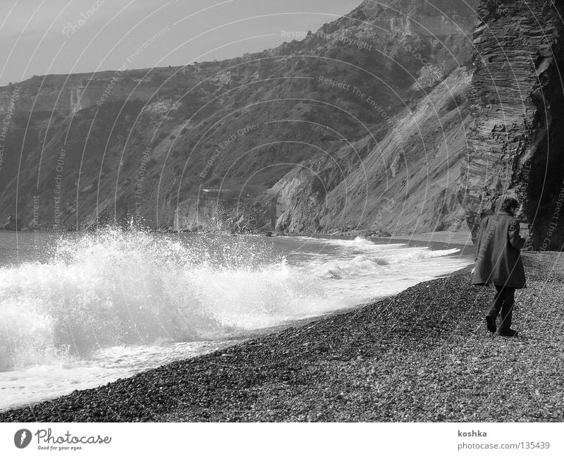 Philosoph am Meer Wellen Strand Mann Küste Felsen Bucht Krim Spaziergang