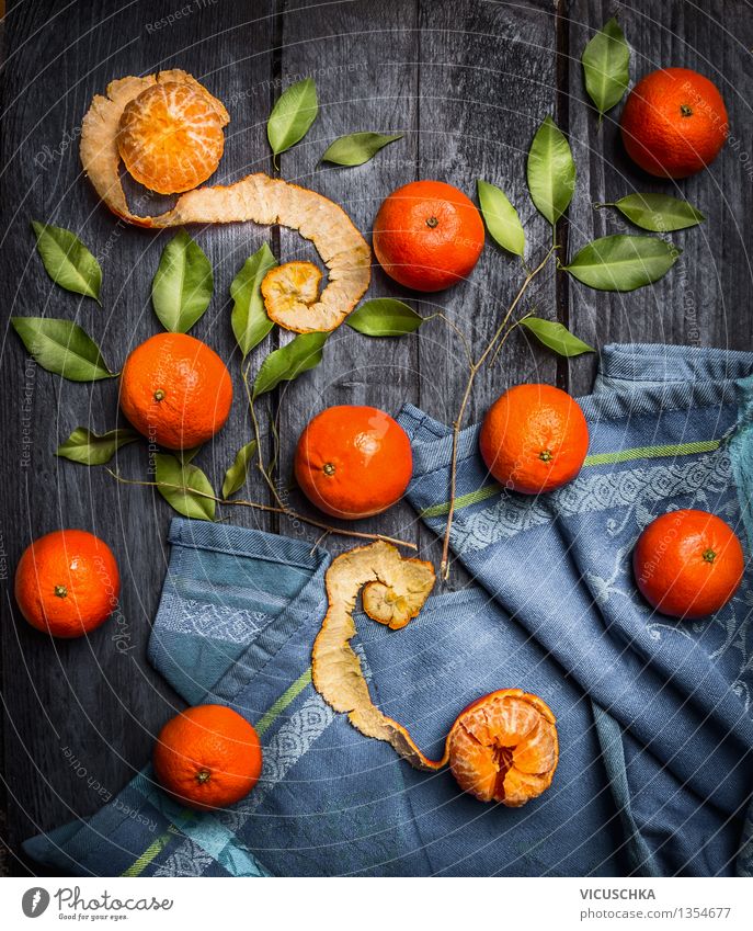 Ganze und geschälte Mandarinen mit Blättern Lebensmittel Frucht Ernährung Bioprodukte Vegetarische Ernährung Diät Saft Stil Design Gesunde Ernährung