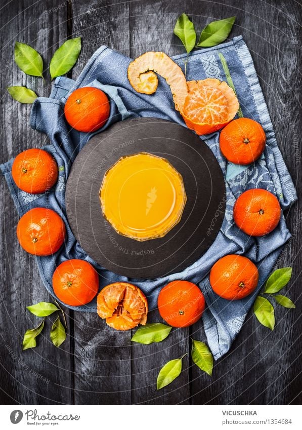 Mandarinen mit Blättern und Saft Lebensmittel Frucht Ernährung Frühstück Getränk Erfrischungsgetränk Glas Stil Design Gesunde Ernährung Duft Vogelperspektive