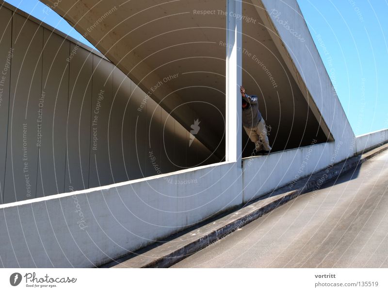 dreiecksbeziehungen II Partnerschaft schlafen grau Mann Beton Kunst Gebäude durchsichtig Dreieck Einsamkeit Lichteinfall Wand Mauer Ferne eingeschlossen Rahmen