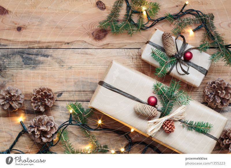 Eingewickelte Weihnachtsgeschenke auf Bretterboden Papier Paket Kasten Holz Tradition Gast Dezember Etage Geschenk heimwärts horizontal Kiefer rustikal