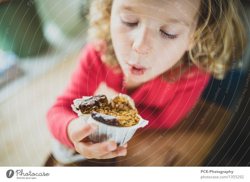 Muffin Genuss feminin Kleinkind Mädchen 1 Mensch 3-8 Jahre Kind Kindheit Essen genießen Freundlichkeit Fröhlichkeit Gesundheit Lebensfreude Kuchen beißen blond