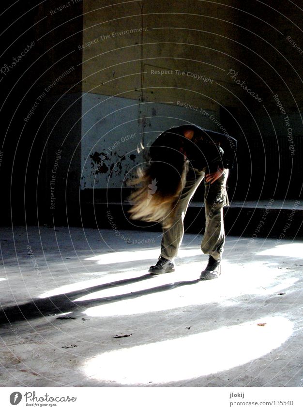 Metalhead Frau Körperhaltung Bühne Licht Lichtkegel Angst aufstützen Geschmackssinn Richtung Stil Sporthalle Holzbrett Holzfußboden Lichteinfall Freude
