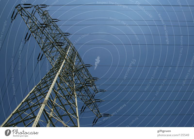 hochspannung I Elektrizität Strommast Energiewirtschaft Draht Stahl Macht gefährlich Himmel Industrie stromversorgung Leitung Kabel groß Niveau