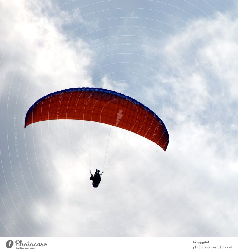 Auf und davon Gleitschirm Luft Wolken Pilot schwarz Schauinsland Vogel Schwarzwald Freizeit & Hobby Sport Spielen Luftverkehr Himmel blau orange Wind Wetter