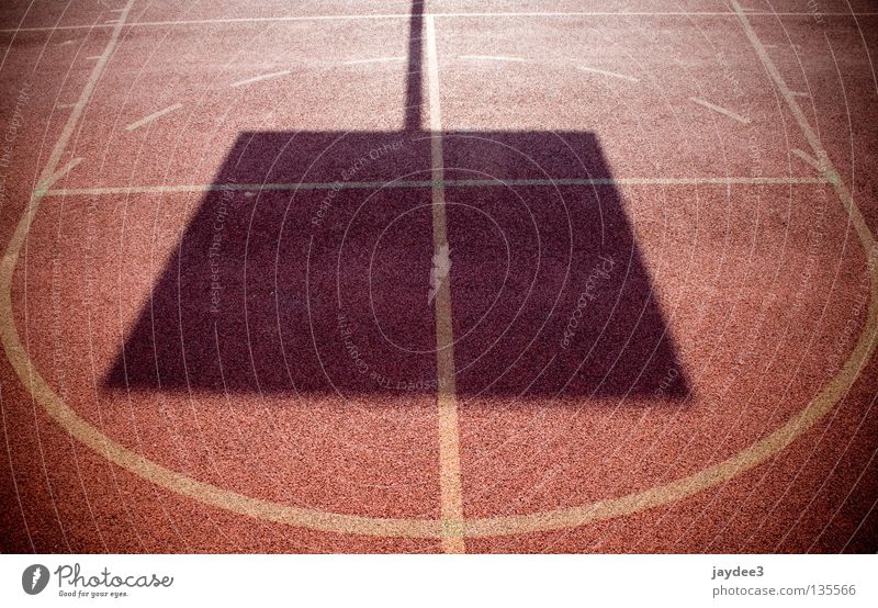 Quadrat im Kreis rot Feld Licht Ballsport Schatten Linie Basketball Sport Sonne Schilder & Markierungen Schönes Wetter hell Außenaufnahme