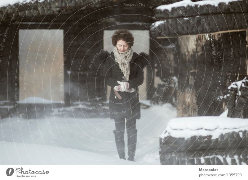 Winter Junge Frau Jugendliche Erwachsene Körper 1 Mensch 18-30 Jahre Schnee Schneefall Menschenleer Einfamilienhaus Ruine Mauer Wand Mantel Schal Handschuhe