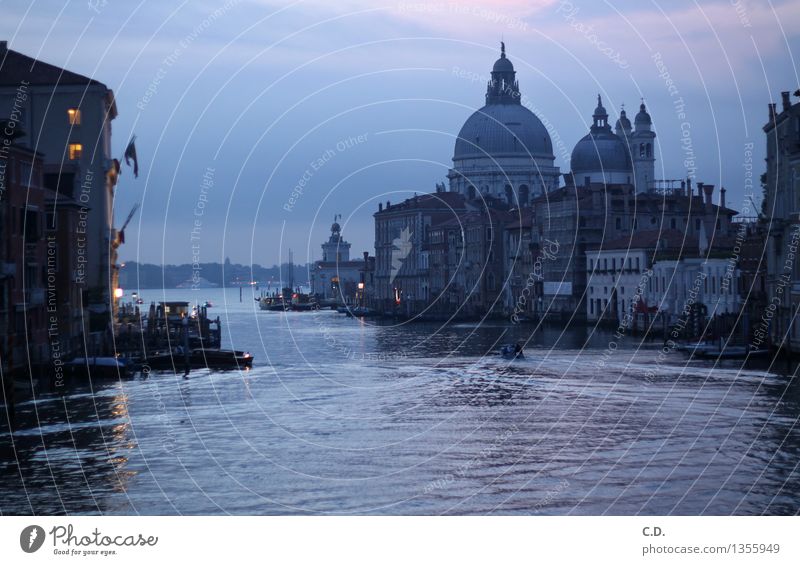 Morgendämmerung in Venedig Haus historisch blau violett Canal Grande Romantik Urlaubsfoto Ferien & Urlaub & Reisen Wasseroberfläche Wasserstraße