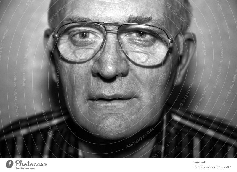 Zeitzeuge: Opa Senior Weisheit klug Gesundheit ungesund Brille grau weißhaarig Mann Hemd Konzentration Männlicher Senior lacheln weißheit Schwarzweißfoto