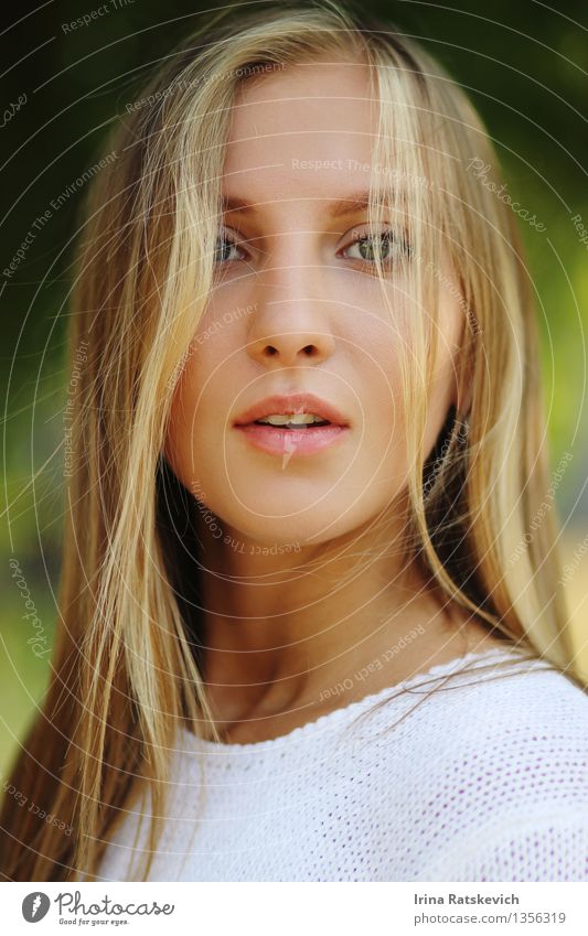 interessantes emotionales Mädchen Junge Frau Jugendliche Haare & Frisuren Gesicht Auge Nase Mund Lippen 1 Mensch 18-30 Jahre Erwachsene Mode Pullover blond dünn