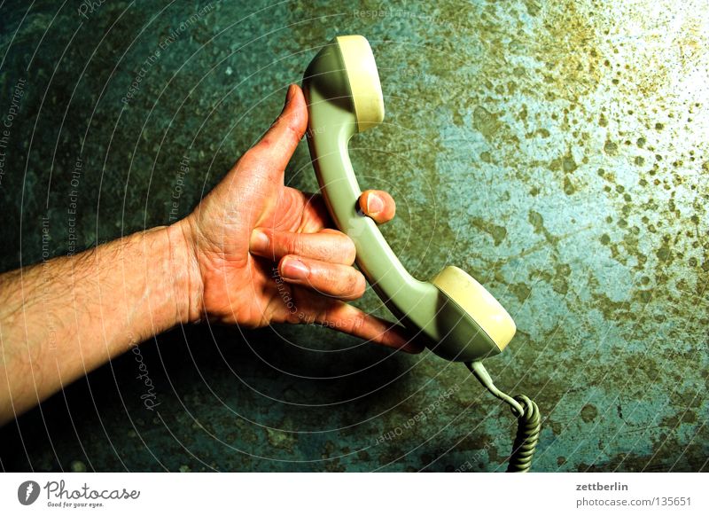 Telefon Telefonhörer Telekommunikation Hand festhalten Daumen Zeigefinger Mittelfinger Ringfinger telefonisch sprechen Kommunizieren sprechmuschel Ohr