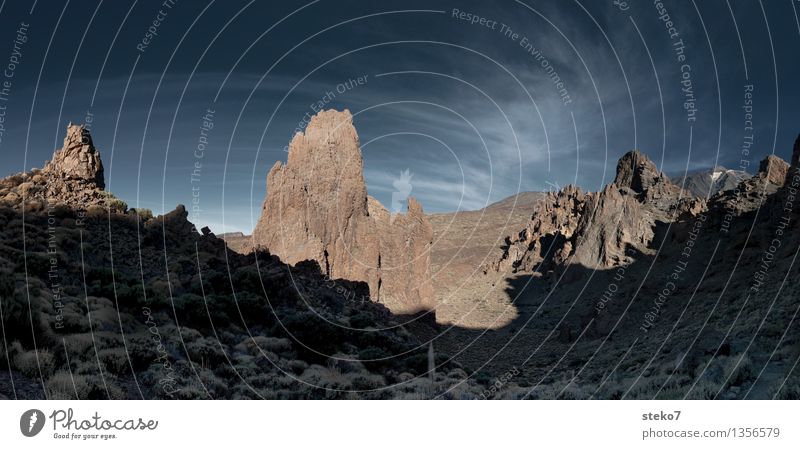 Schattenwurf Sträucher Felsen Berge u. Gebirge Teide gigantisch hoch kalt blau Einsamkeit Mirador llano de Ucanca Gedeckte Farben Menschenleer Textfreiraum oben