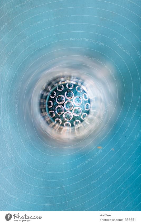 Boden Getränk Erfrischungsgetränk Trinkwasser Glas blau Illusion Farbfoto mehrfarbig Experiment abstrakt Muster Strukturen & Formen Textfreiraum oben