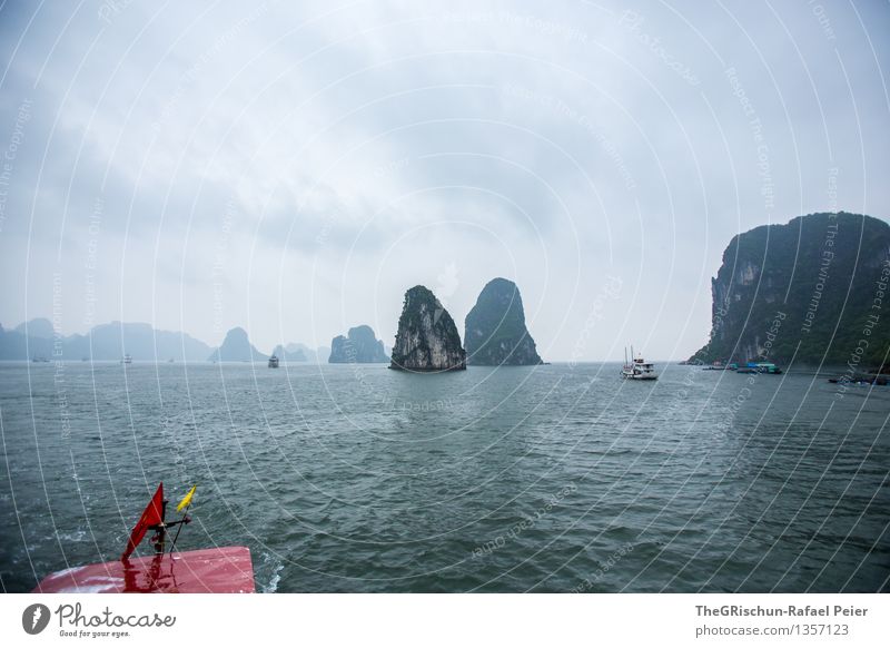 Halong Bay Umwelt Landschaft Wasser blau grau grün schwarz silber weiß Vietnam Reisefotografie Meer Schifffahrt Wasserfahrzeug Felsen Weltkulturerbe Wolken