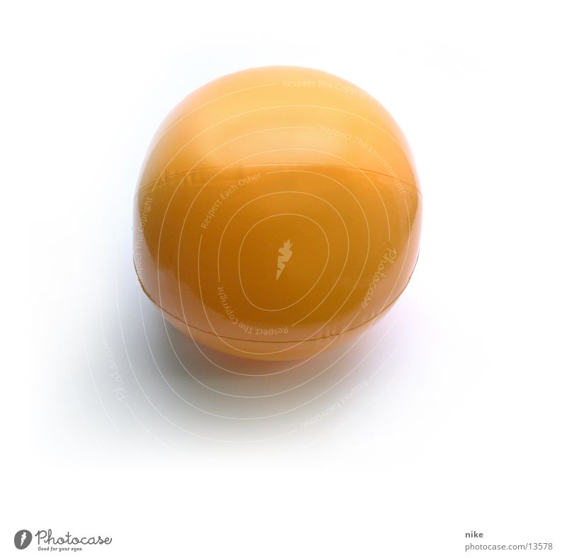 Wasserball Dinge Ball Freisteller Vor hellem Hintergrund Objektfotografie Textfreiraum unten gelb-orange