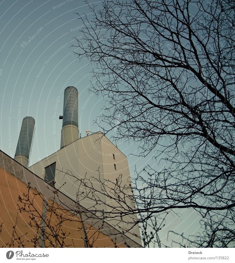 Kraftwerk Schornstein Umwelt Umweltverschmutzung Industrie Stromkraftwerke Emission Froschperspektive aufwärts vertikal Klarer Himmel Wolkenloser Himmel