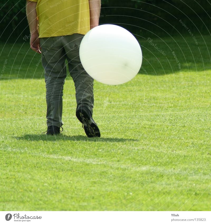 Luftballon Wiese grün Schuhe Hose groß Ausgelassenheit Freude Beine Arme Freiheit Frieden 99 luftballons
