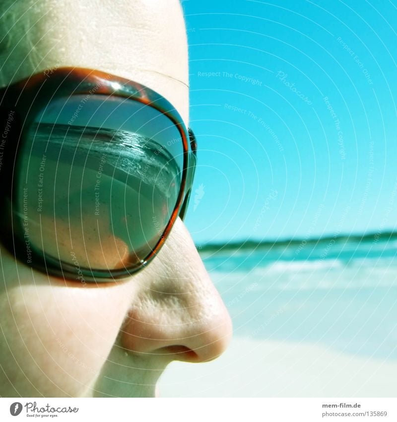 sonne im gesicht Ferien & Urlaub & Reisen Strand Meer Sonnenbrille Sonnencreme Brille Reflexion & Spiegelung Sommer Gesicht türkies Nase Wetterschutz lsf uv
