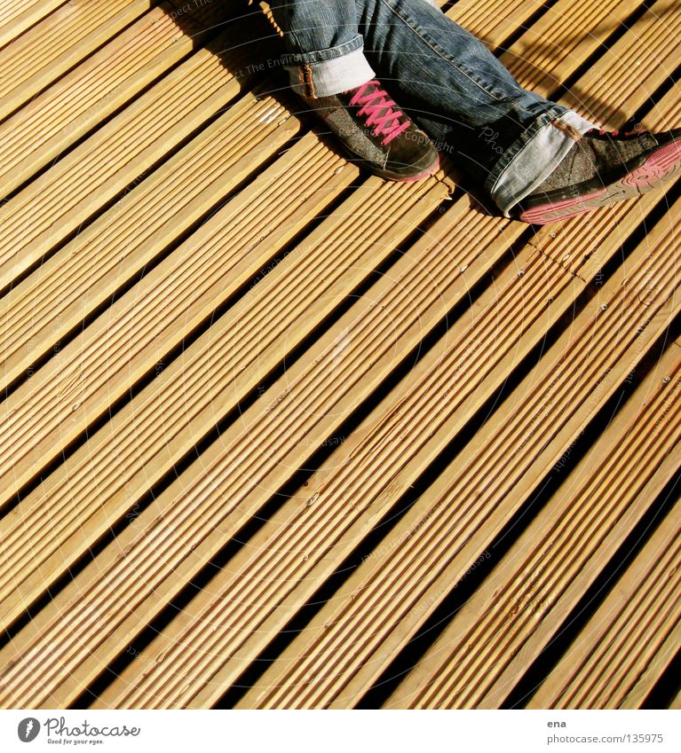 brettfuss Ferien & Urlaub & Reisen Holz Furche diagonal Schuhe Schuhbänder violett Erholung ruhen schlafen Physik Sommer wandern beige Terrasse Steg jenni