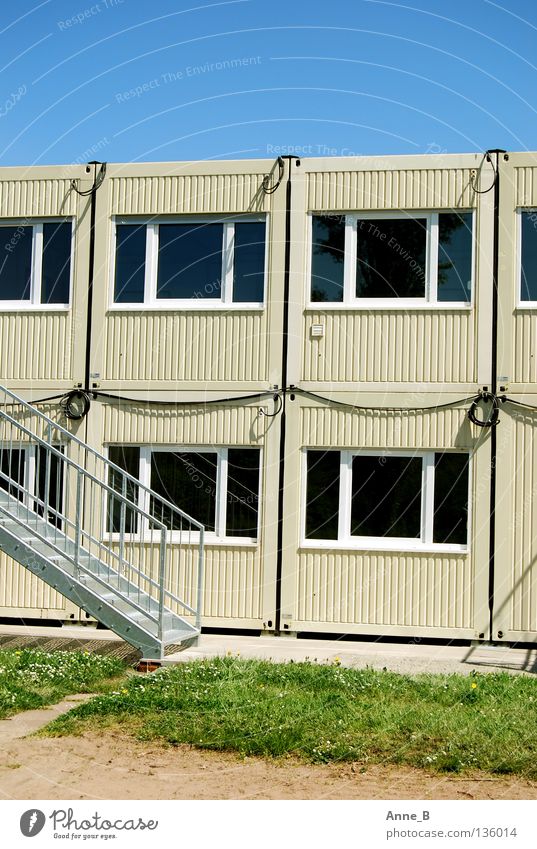 Containerlandschaft Kabel Himmel Schönes Wetter Gras Architektur Treppe Fenster Stahl einfach blau grau grün beige Baustelle Farbfoto Außenaufnahme Menschenleer