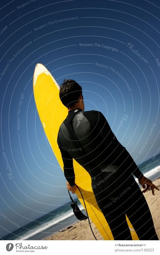 Da draussen Meer Surfer Surfbrett Himmel gelb Mann Strand Wellen Sommer Wasser Wassersport Funsport Pacific Beach San Diego County Sea Wetsuit Sky Holzbrett
