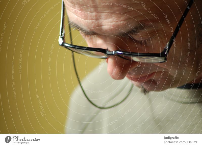 Lesen Mann lesen Brille Stirn Augenbraue Konzentration gelehrt Bildung produzieren maskulin Farbe Gesicht brillenband Mensch Nase Mund Interesse