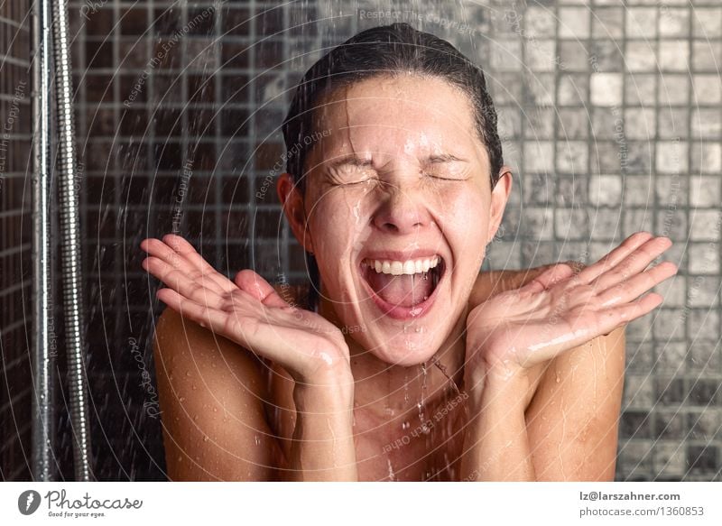 Junge Frau, die unter Schock unter Dusche reagiert Lifestyle Freude schön Körperpflege Haare & Frisuren Haut Gesicht Gesundheit Wellness Leben Wohlgefühl Bad