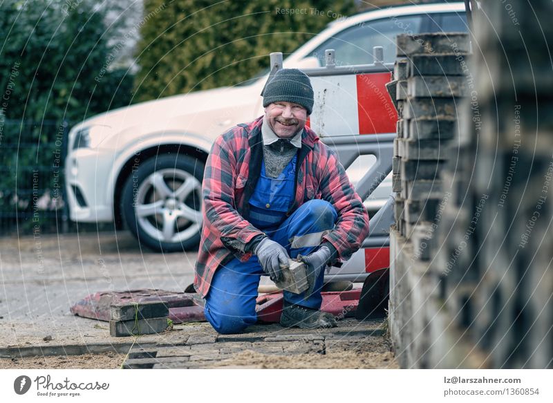 Netter Arbeiter in der Winterkleidung lächelnd an der Kamera Glück Gesicht Schnee Arbeit & Erwerbstätigkeit Handwerker Mann Erwachsene Wetter Straße Schal Hut