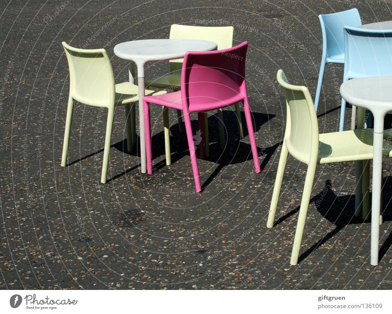 embarras de richesses Auswahl Stuhl leer Einsamkeit versetzt mehrfarbig Straßencafé Café rosa zyan gelb Tisch Sommer Asphalt wählen Gastronomie Möbel