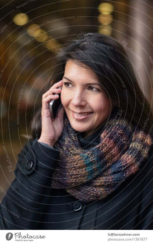 Lächelnde junge Frau mit Telefon Lifestyle Glück schön Gesicht Winter sprechen PDA feminin Erwachsene 1 Mensch 30-45 Jahre Herbst Stadt Straße Mantel Schal