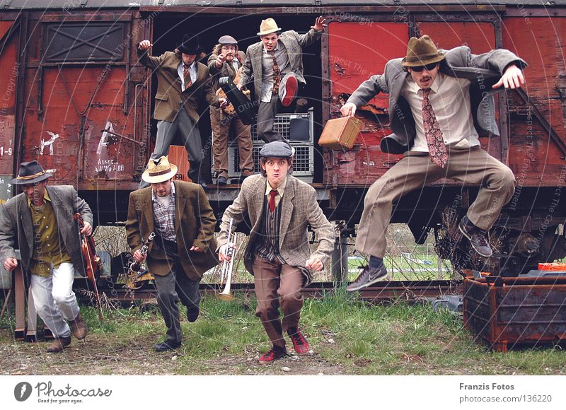 Die Zigeuner springen Aktion Menschengruppe Schnur alt Sinti Eisenbahn Musik Freude