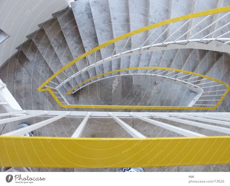 Treppenaufgang Marmorboden Architektur Drei Stockwerke unretouchiert