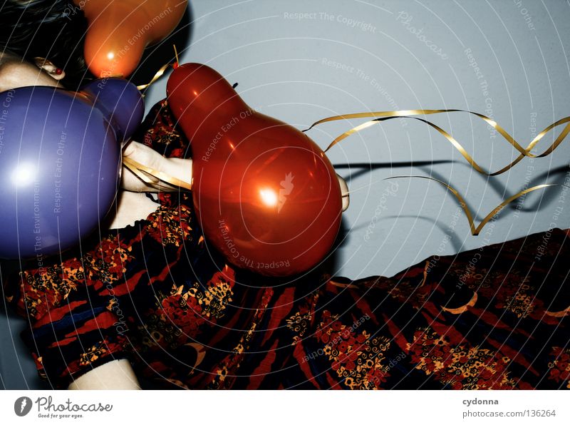 Querdenker Luftballon mehrfarbig 3 Kleid Stoff Muster retro Nostalgie braun zweiteilig Halbmond Blume Märchen mystisch Stil Frau hängen Hintergrundbild