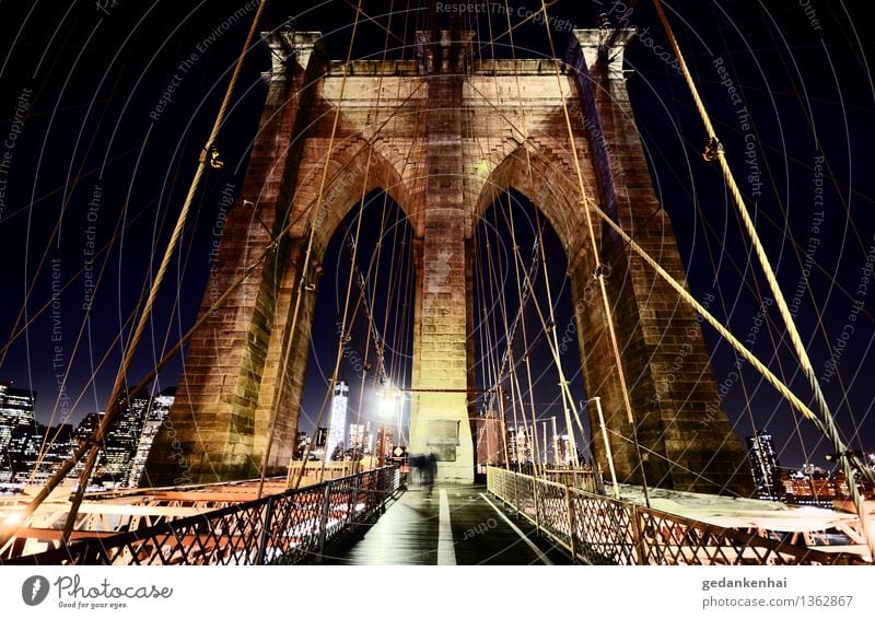 Brooklyn Bridge Hauptstadt bevölkert Brücke Architektur Sehenswürdigkeit Wahrzeichen Denkmal Verkehr Straßenverkehr Fußgänger Ferien & Urlaub & Reisen groß