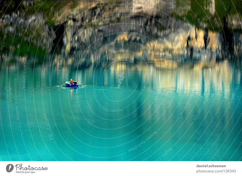 übern See Reflexion & Spiegelung Schweiz grün zyan Tanne Sommer Einsamkeit ruhig Wolken Oberfläche Wasserfahrzeug Angeln Ruderboot Berner Oberland Farbe Himmel