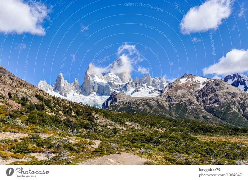 Peaks von Fitz Roy im Tal, El Chalten, Argentinien Schnee Berge u. Gebirge wandern Klettern Bergsteigen Natur Landschaft Himmel Park Felsen Gletscher See blau