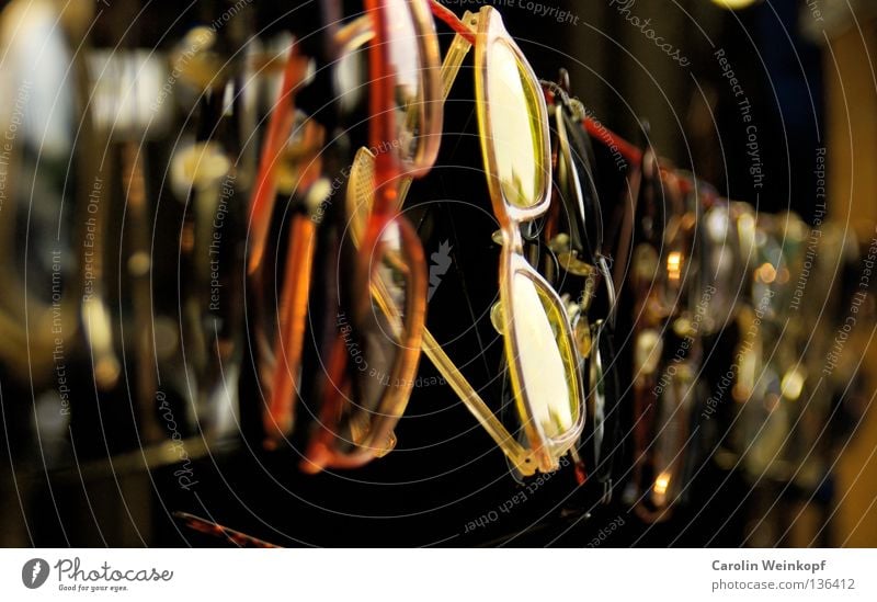 Durchblick. Brille Sonnenbrille Lesebrille Wäscheleine Unschärfe Tiefenschärfe rot gelb Flohmarkt Trödel Kunst Kultur Ramsch