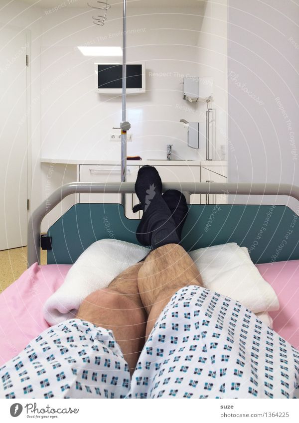 Die Socken bleiben an ... Gesundheit Gesundheitswesen Behandlung Krankenpflege Krankheit Bett Krankenhaus Dienstleistungsgewerbe Beine Fuß Strümpfe liegen