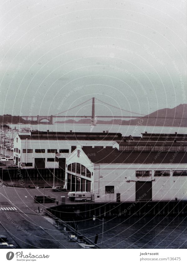 Frisco Himmel Hügel Bucht San Francisco USA Hafen Brücke Gebäude Architektur Sehenswürdigkeit Wahrzeichen Golden Gate Bridge Straße Vergangenheit Lagerhalle