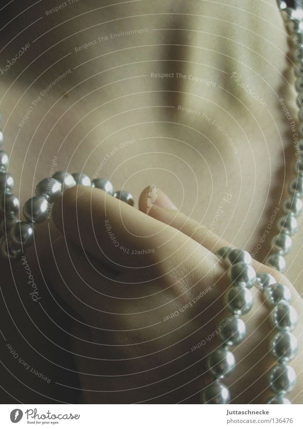 Desire Halskette Perle Perlenkette Hand festhalten Romantik rein Sehnsucht träumen Leidenschaft Versuch Schicksal schön Frau Reichtum Luxusgeschöpf