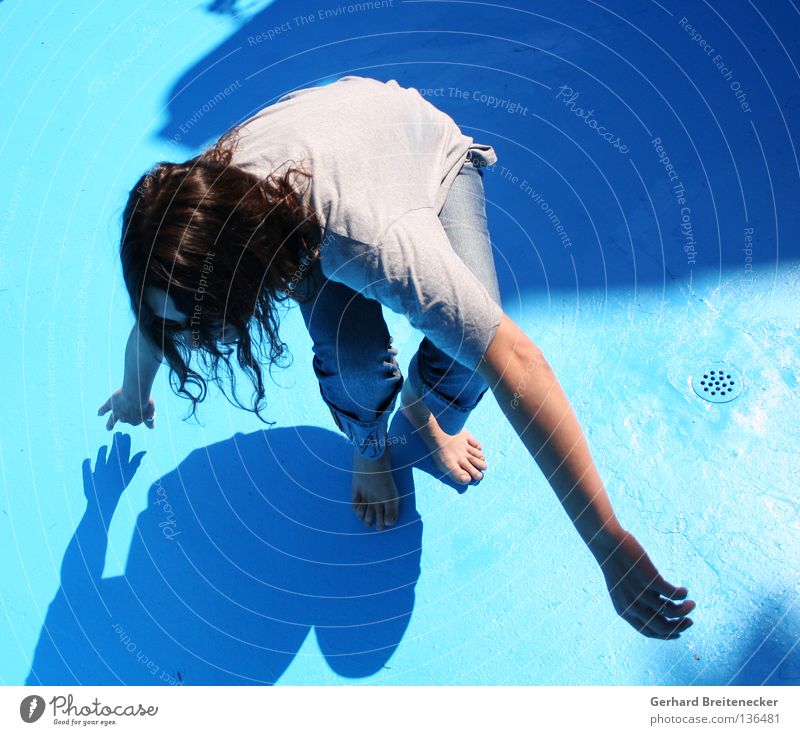 Regentanz - sehr ausgelassen Sommer Schwimmbad Frau Barfuß trocken gestikulieren Bewegung Abfluss durstig fließen T-Shirt aufstehen Ausgelassenheit Freude blau